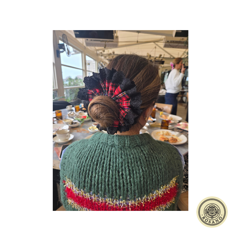 Rosano Studio ekose scrunchie saçta kullanım örneği